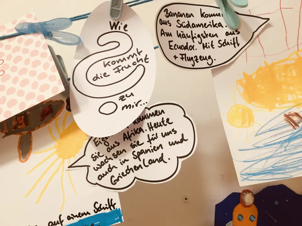 Kinderzeichnungen und Sprechblasen zur Frage „Wie kommt die Frucht zu mir?“