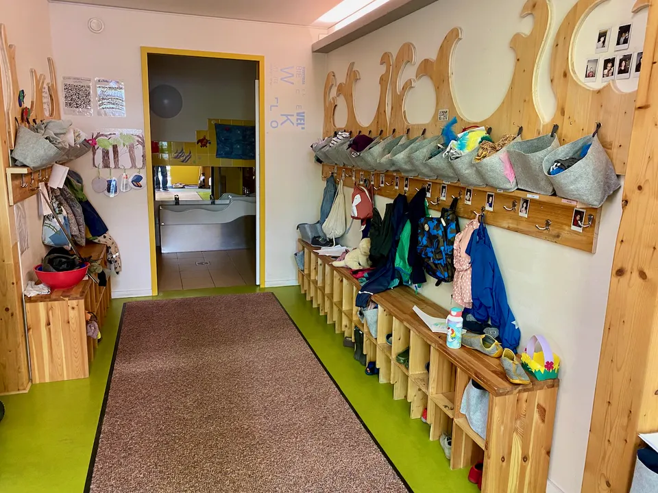 Flur mit Garderobe aus Holz für die Jacken und Taschen der Kinder